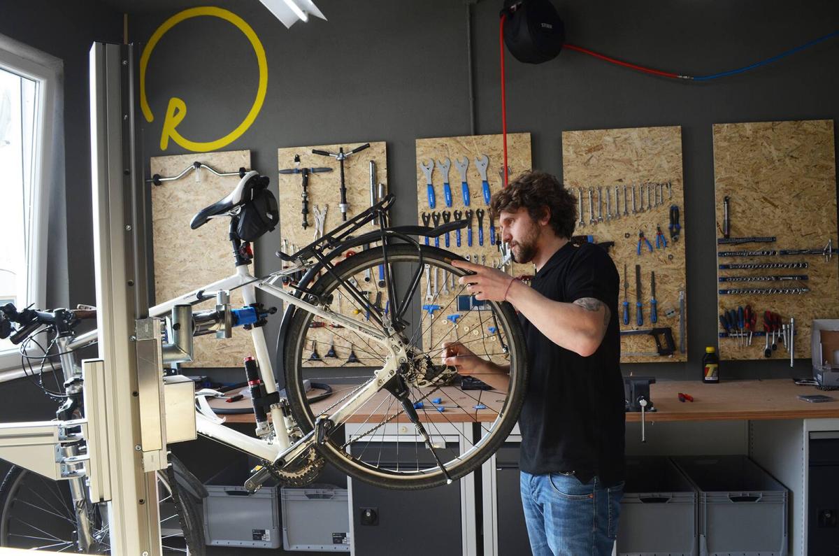 Joshua bei der Arbeit in der Werkstatt