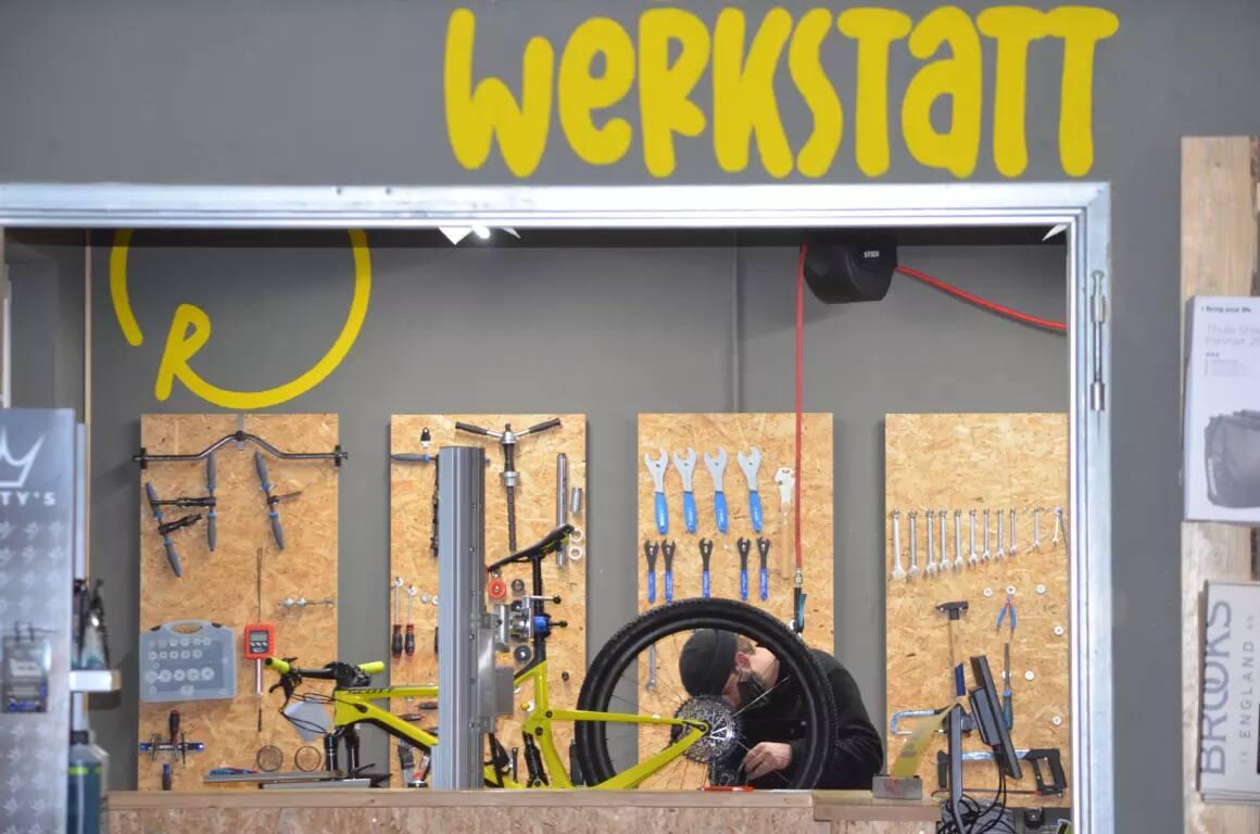 Blick in den Laden mit Werkstatt